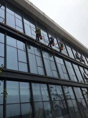 泰州高楼玻璃幕墙清洗专业施工队 为城市天际线擦亮“云端之眼”